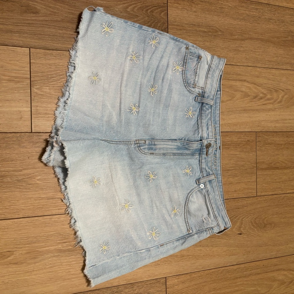 American eagle light wash mom
Shorts with embroidered flowers size 16